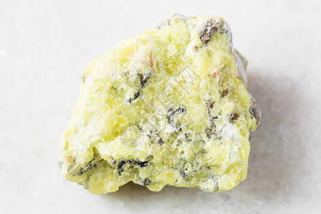 在俄罗斯萨马拉地区Vodinskoye矿床白大理石背景的原土硫磺岩石图片