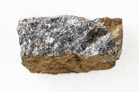 在俄罗斯南卡雷利亚的白大理石背景上的未分割锌矿石灰岩上从地质采集的自然矿物样本中查封图片