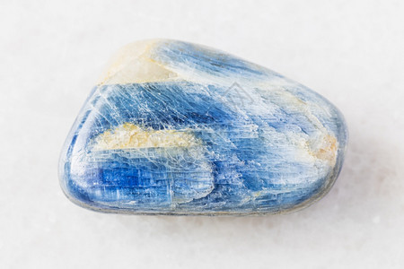 从地质收集的天然矿物样品特写翻滚蓝晶石白色大理石背景从米纳斯吉拉斯巴西图片