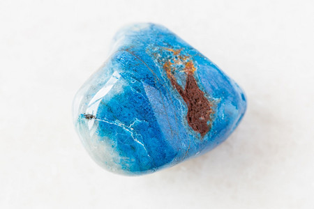 从刚果加丹地质采集的天然矿物样本白色大理石底的Shatttuckite岩石图片