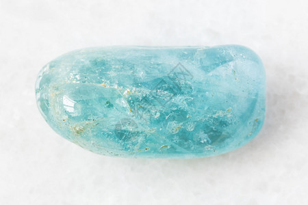 从巴西地质采集的自然矿物样巴西白大理石底色的Aquamarine蓝色贝里尔岩石图片
