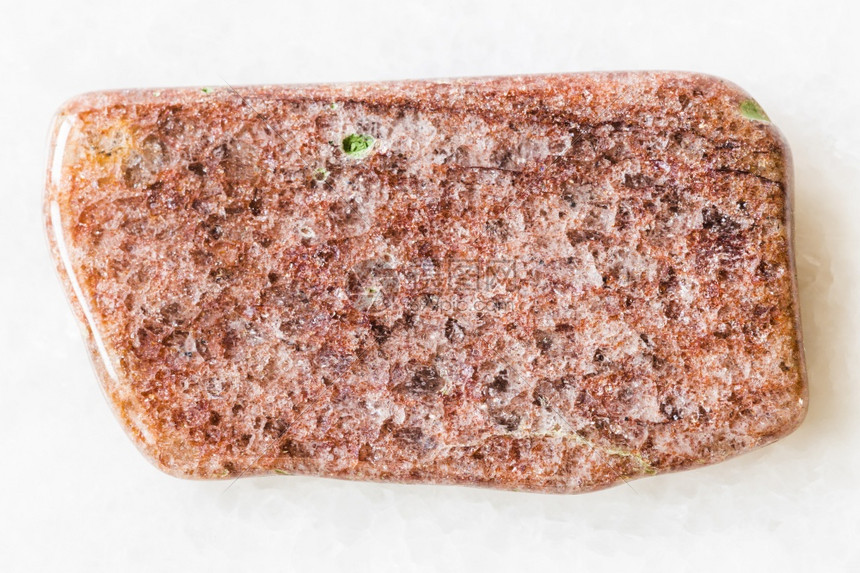 在俄罗斯南乌拉尔塔加奈以白大理石背景的红色aventurine岩石上擦亮