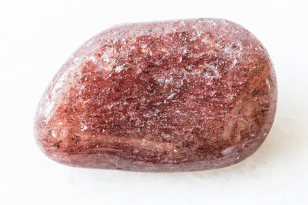 加拿大地质采集的天然矿物样本加拿大白理石背景宝上的红色硫酸宝石图片