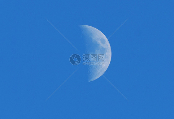 天空中的大月亮图片