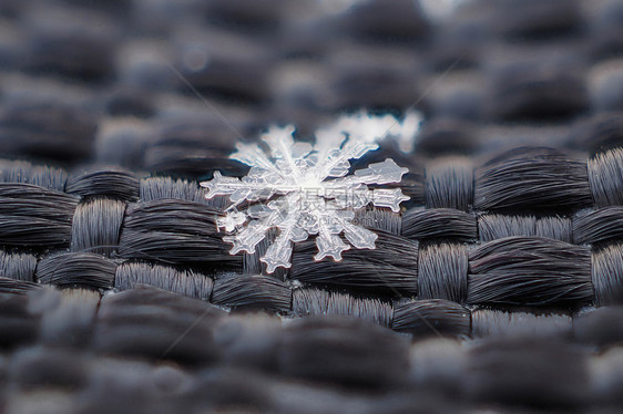 黑暗背景上的雪花图片