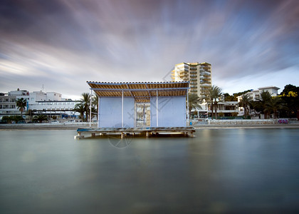 海边的海浪和海岸线图片