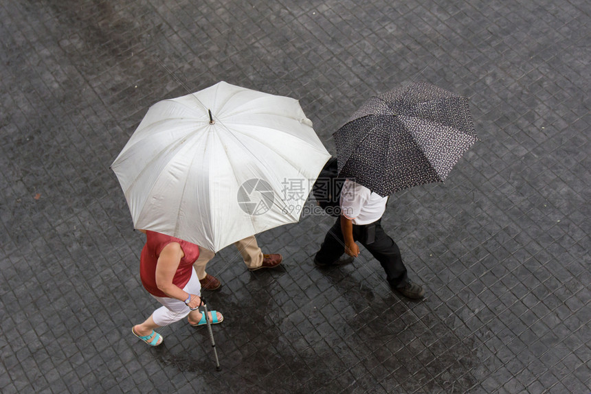 下雨天打伞走路的人图片