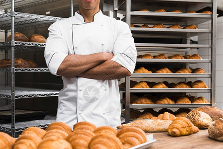中段男越过面包师中腰手牵穿过面包店图片