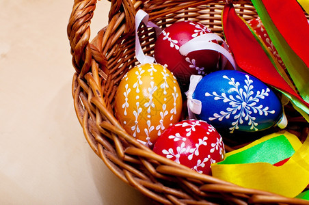 篮子中的彩色复活节鸡蛋颜春天假期图片
