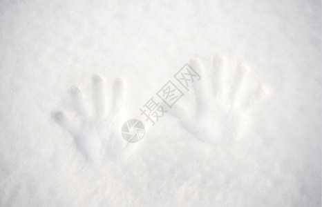 雪地上的手印图片