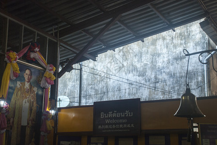 经典的MaeKlong火车站泰国钟古董图片