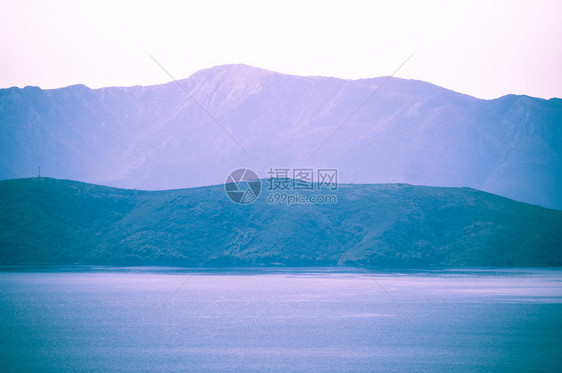 天空下的山峰和山峦图片