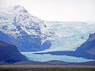 天空下的山峰和雪山图片