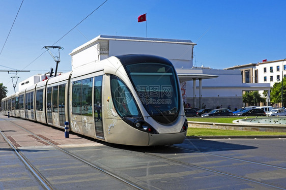 摩洛哥城市街头的电车图片