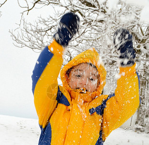 在雪中玩耍小男孩背景图片