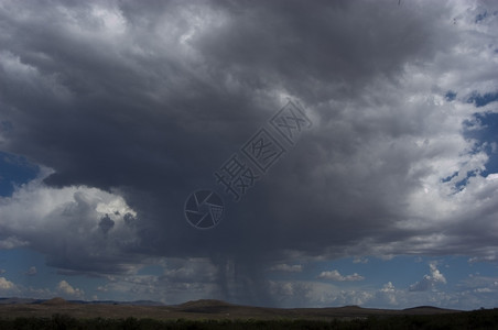 沙漠风暴云背景图片