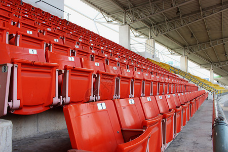 红色的排体育场总看台的红色座位竞赛图片
