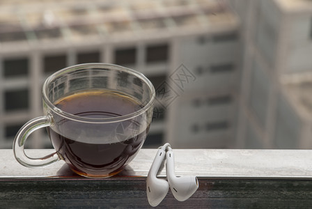阳台上一杯热咖啡和耳机图片