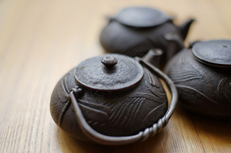 金属材质的茶壶背景图片