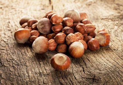 木制的桩食物背景的成熟栗子皮图片