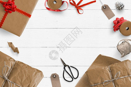圣诞的礼盒和剪刀用具背景图片