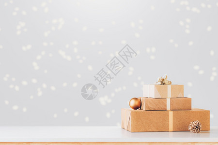 圣诞礼盒在桌子上背景图片