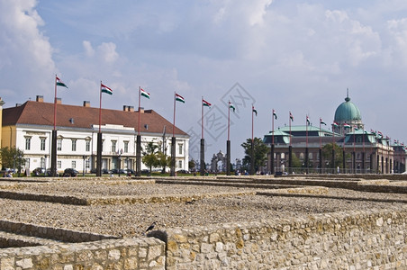 地面在布达佩斯城堡的山丘上游行挂着许多旗子雅各布斯图片