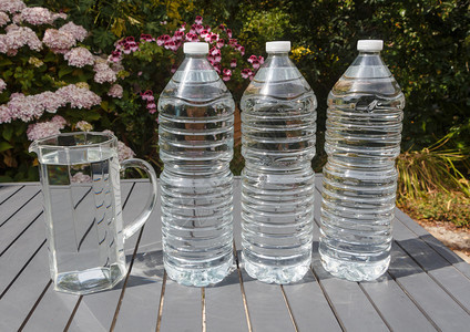 为节省塑料使用而对瓶水进行抗争生态回收水壶图片