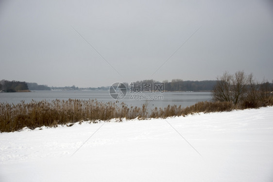 冬季的雪地和河流图片