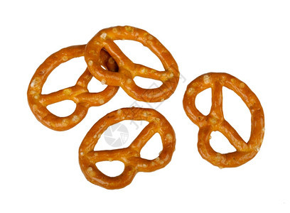 咸棕色的在白背景上隔离的四颗Pretzel小吃图片