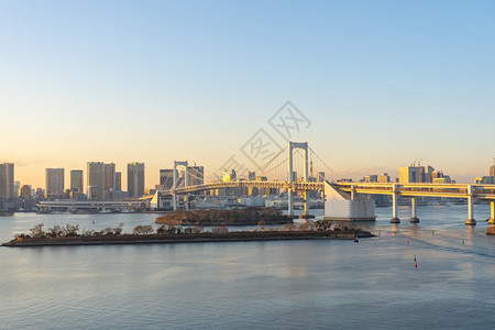 日本彩虹大桥和都市图片