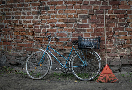 老的立陶宛靠近城堡墙附的旧村庄自行车和塑料图片