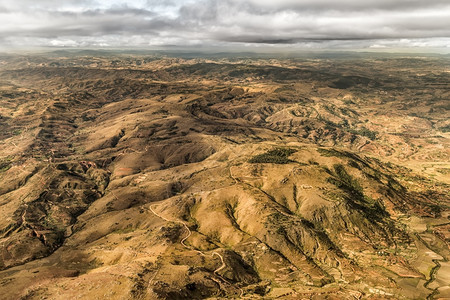 马达加斯高原地区山形的空中观察图景马达加斯高地山脉贝拉丘天线图片
