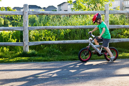 小男孩学骑自行车会孩子他的户外图片