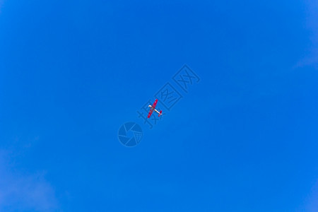 战斗机蓝色天空中军用飞机行照片空气背景图片