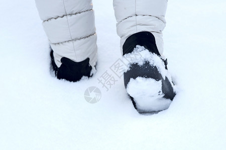 雪地上的足部特写背景图片