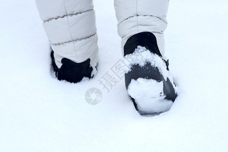 雪地上的足部特写图片