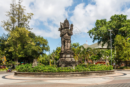 巴厘岛人雕像环路登巴萨厘印度尼西亚圆圈植物图片