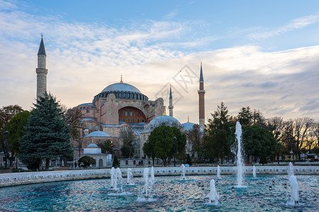 城市在土耳其伊斯坦布尔市与喷泉的HagiaSofia阿亚索菲地标图片