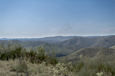 连绵起伏的山峦和山顶风景背景图片