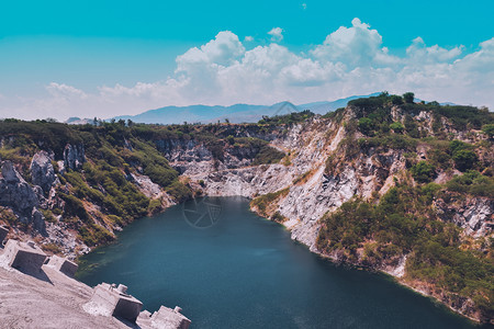 天空下的山峦和湖泊图片