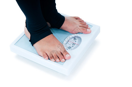 称重饮食人脚紧地站立在称量的秤上健康图片