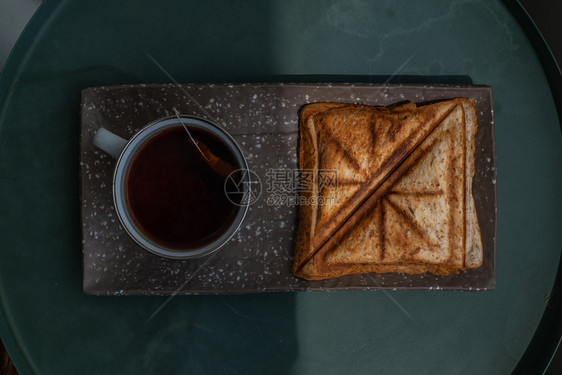 早餐的茶叶和面包图片