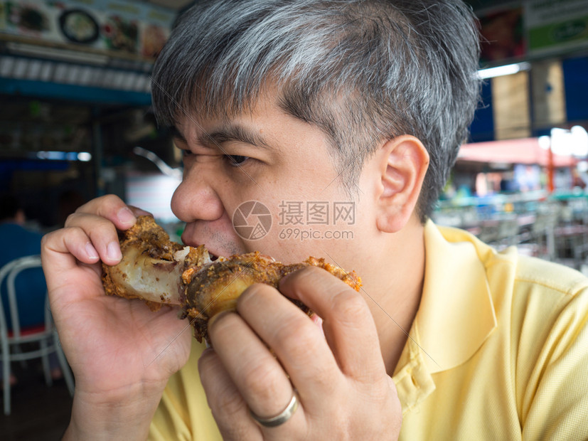 在泰国的河边餐厅他看起来很好吃享受着如此多的饮食他看上去很美味非常喜欢吃东西我很喜欢吃食物指关节亚洲人美味的图片