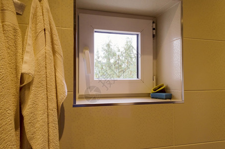 装修画带有PVC框架的浴室小窗户衣图片
