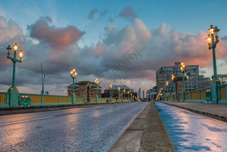 联合王国伦敦的清空威斯敏特桥雨后荒弃道路英国地标美丽的图片