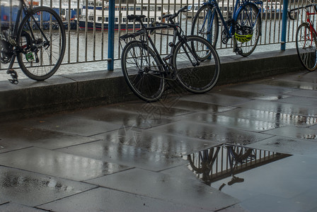 小路思考在雨后泰晤士河通道岸水中反射适合用于背景图象的回映合适图片