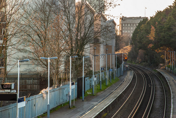 城市的伦敦Kew桥站火车路线管子邱图片