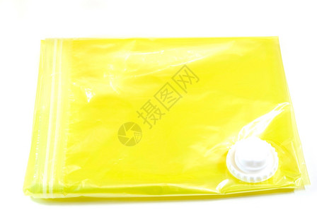 海豹白色上隔离的黄真空储存衣袋服包图片