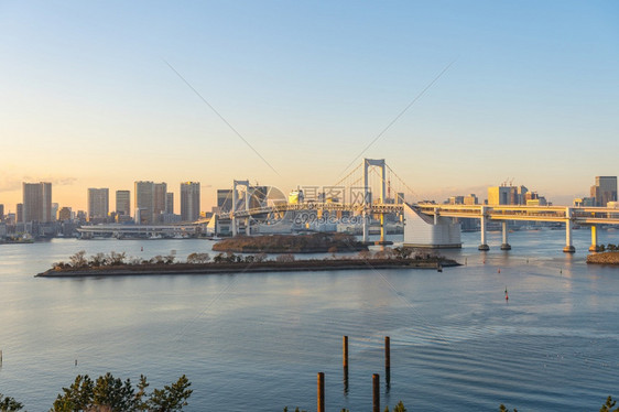 日落时东京湾城市风光图片